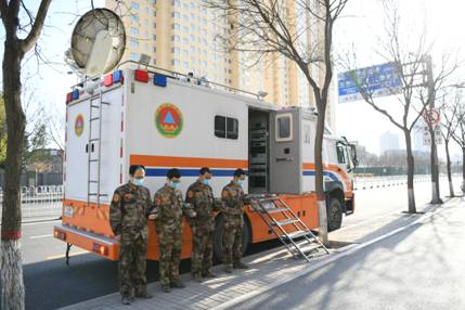 山西省人防辦信息保障中心值守人員肅立默哀，向英雄致敬、愿逝者安息